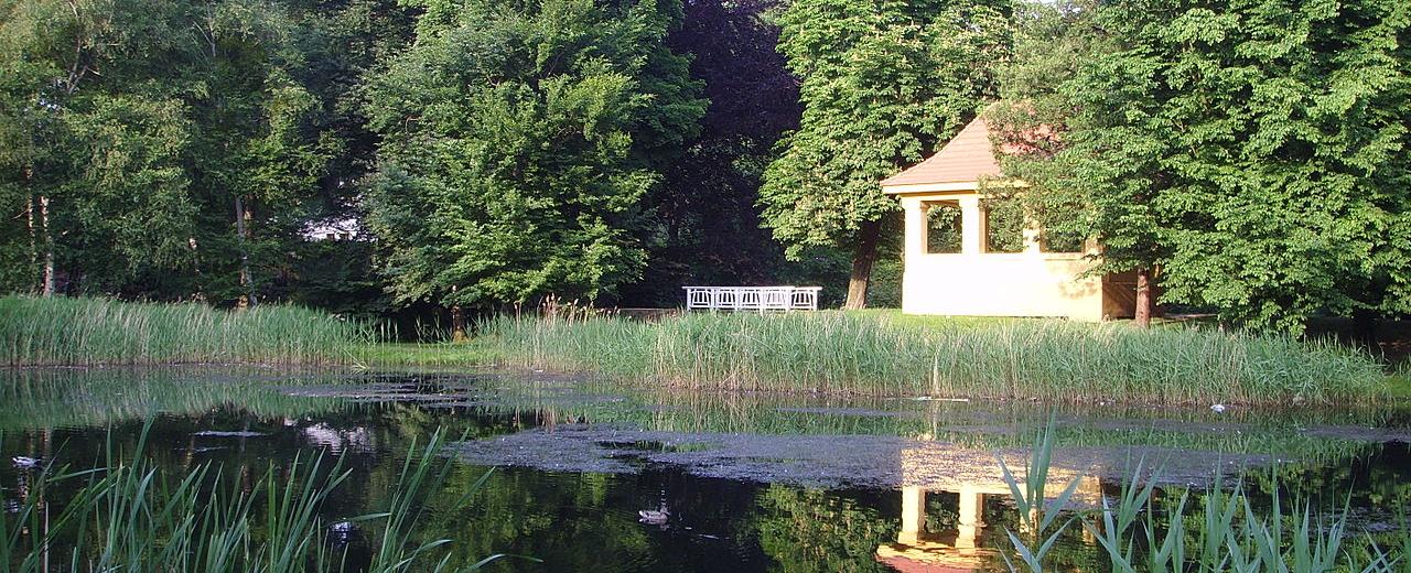 Schlosspark in Senftenberg, Blick auf den Pavillon – Quelle: Von Z thomas - Eigenes Werk, CC BY 3.0, https://commons.wikimedia.org/w/index.php?curid=4176012
