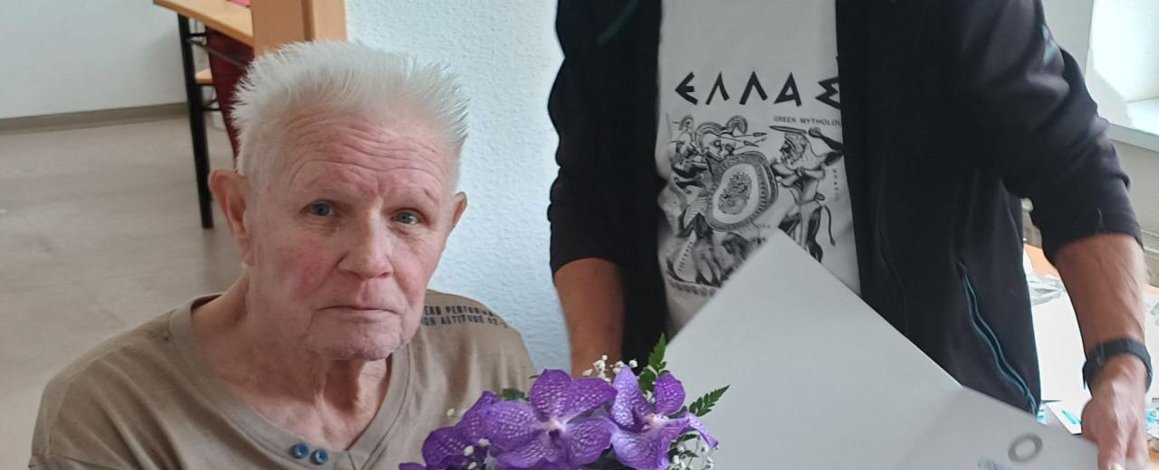 Roland Weps erhält Urkunde und Ehrennadel 25 Jahre WEISSER RING von Lothar Pohle